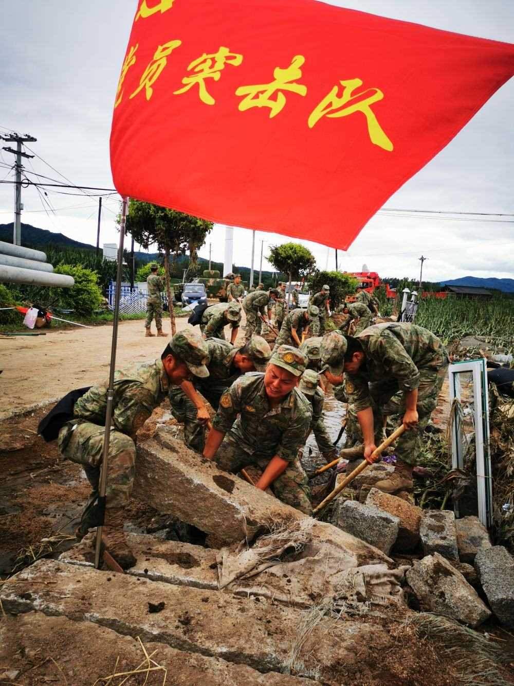 8月7日，陸軍第78集團軍某旅組織黨員突擊隊在吉林舒蘭市七里鄉(xiāng)清理路障。新華社發(fā)（劉洋 攝）
