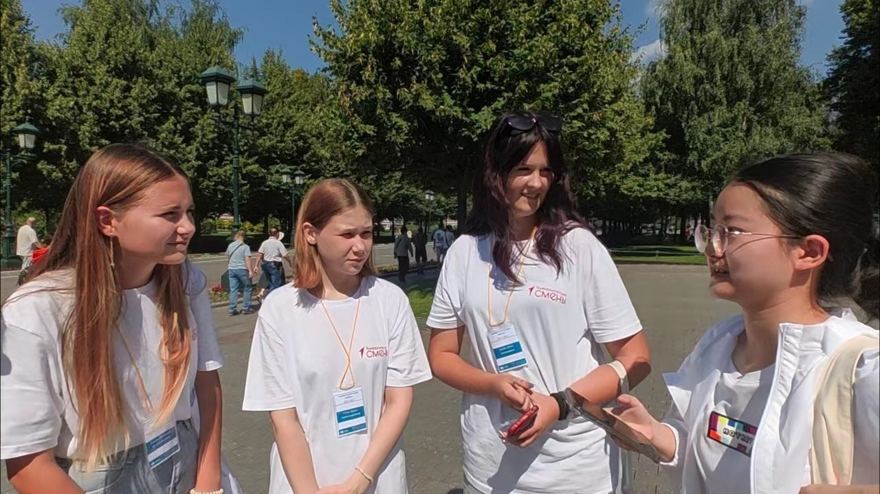 調(diào)研團在街頭采訪。北京外國語大學供圖