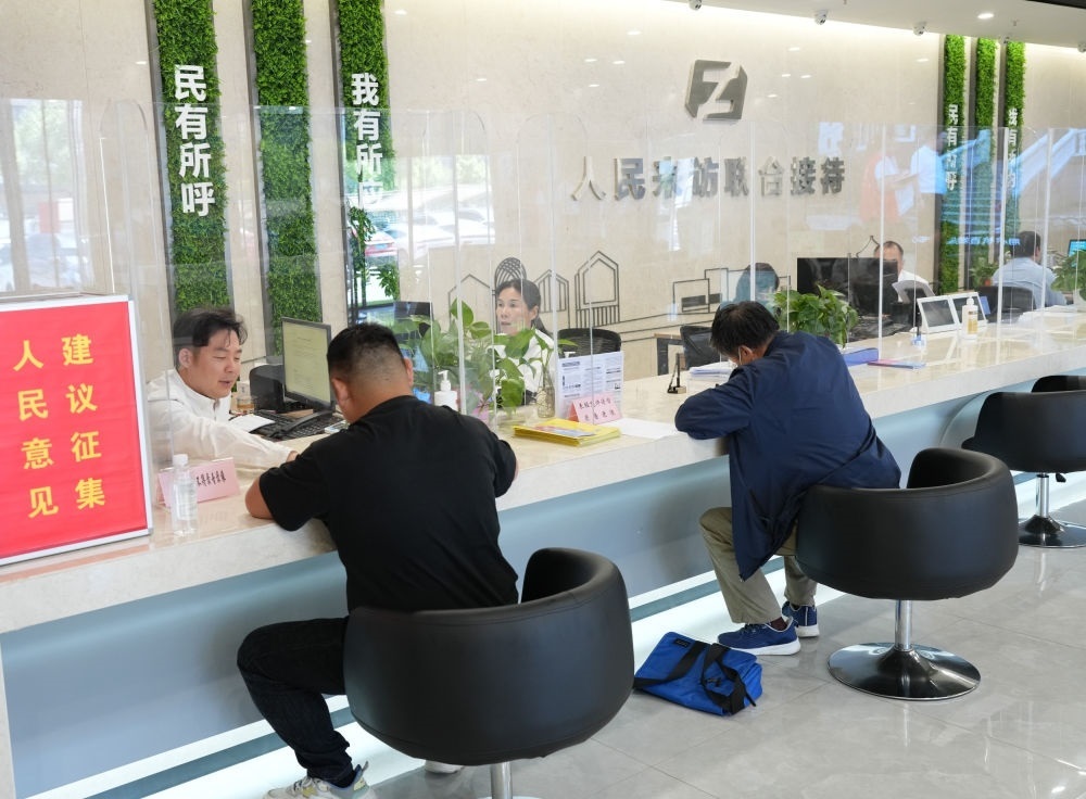 在杭州市余杭區(qū)社會治理中心，工作人員在接待前來上訪的群眾（5月25日攝）。新華社記者 翁忻旸 攝