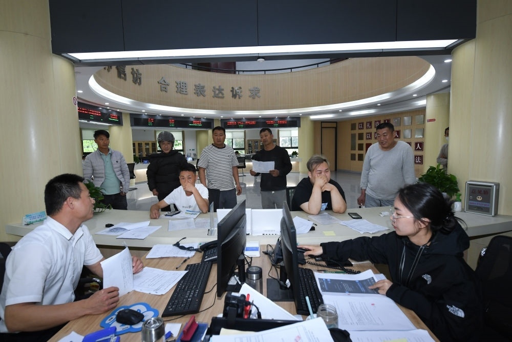 浙江省安吉縣社會治理中心工作人員在處理群眾信訪訴求（5月8日攝）。新華社記者 翁忻旸 攝