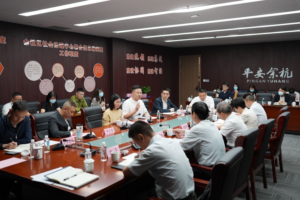 浙江省信訪局領(lǐng)導(dǎo)和相關(guān)領(lǐng)導(dǎo)組成的下訪團(tuán)在杭州市余杭區(qū)社會治理中心接受群眾上訪（5月25日攝）。新華社記者 翁忻旸 攝