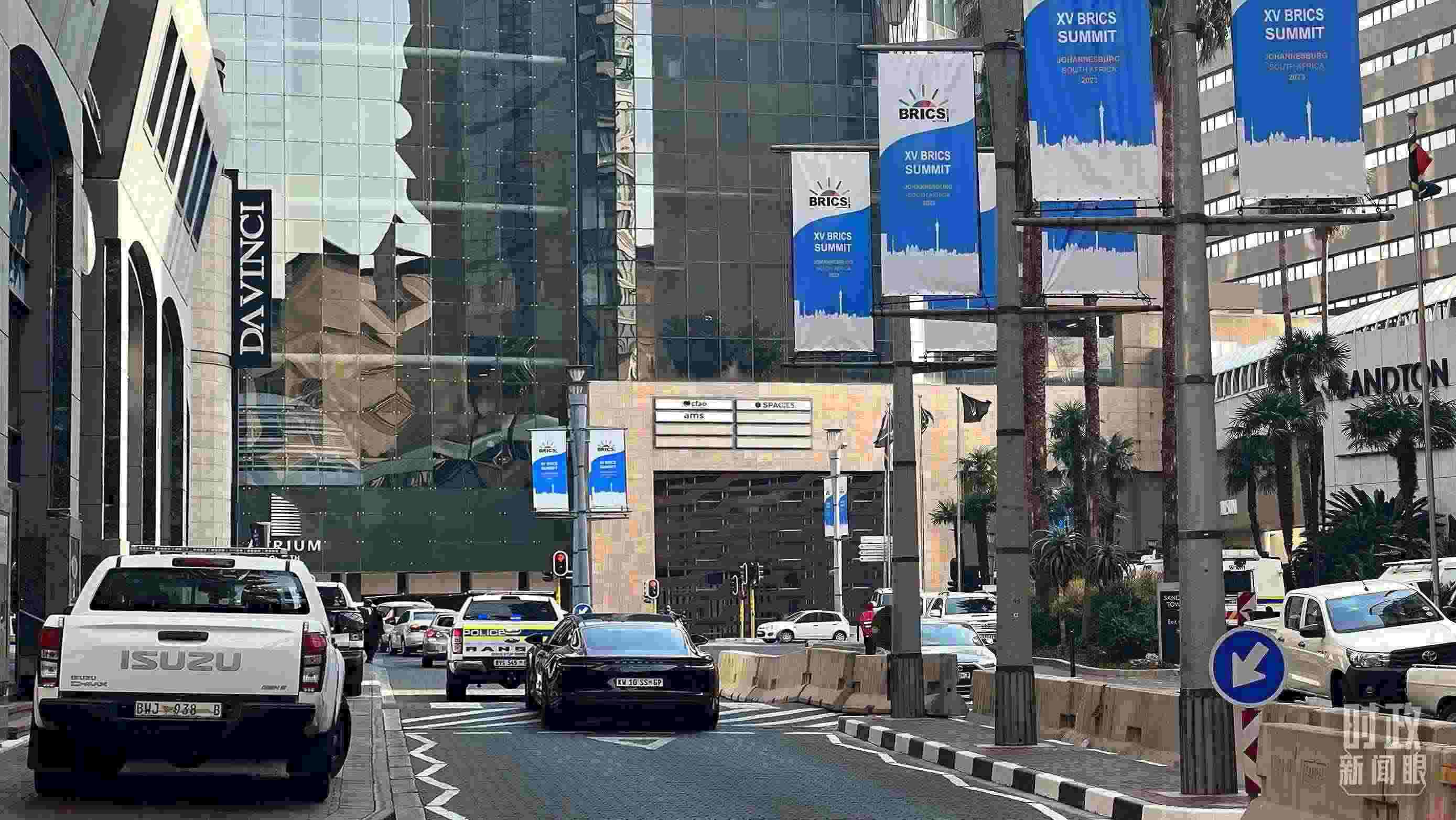 △約翰內(nèi)斯堡，街頭懸掛金磚峰會條幅。（總臺央視記者韓銳拍攝）