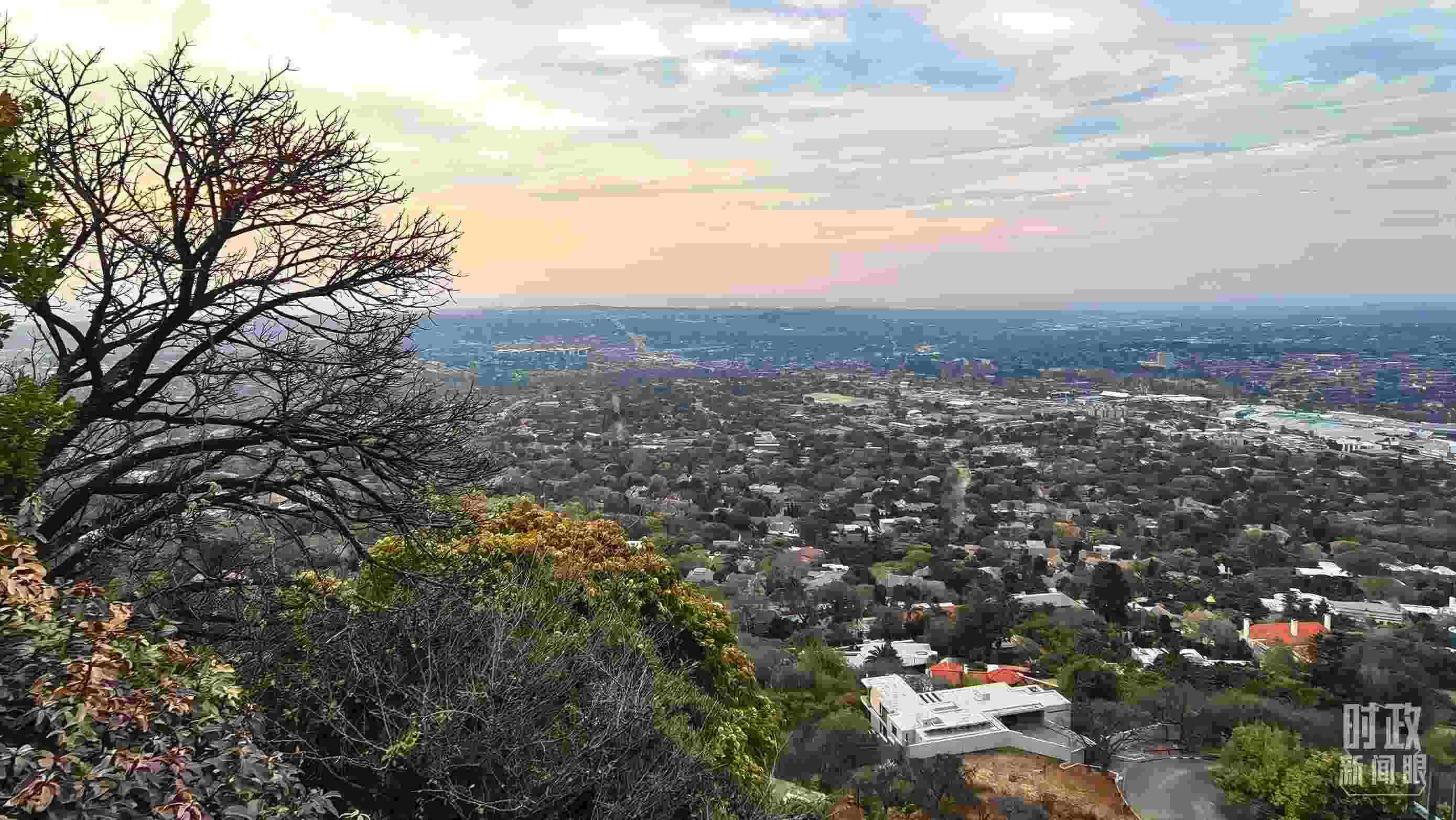 △ 俯瞰南非約翰內(nèi)斯堡。（總臺央視記者韓銳拍攝）