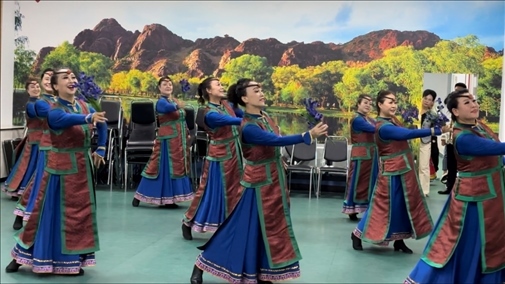 臨潢家園社區(qū)居民在烏蘭牧騎排練廳編排舞蹈。人民網(wǎng)記者 金洪花攝