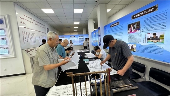臨潢家園社區(qū)居民在書法練習室練習書法。人民網(wǎng)記者 金洪花攝