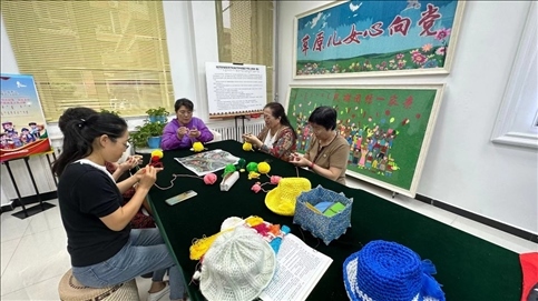 臨潢家園社區(qū)居民在社區(qū)少數(shù)民族文體活動中心進行刺繡編織創(chuàng)作。人民網(wǎng)記者 金洪花攝