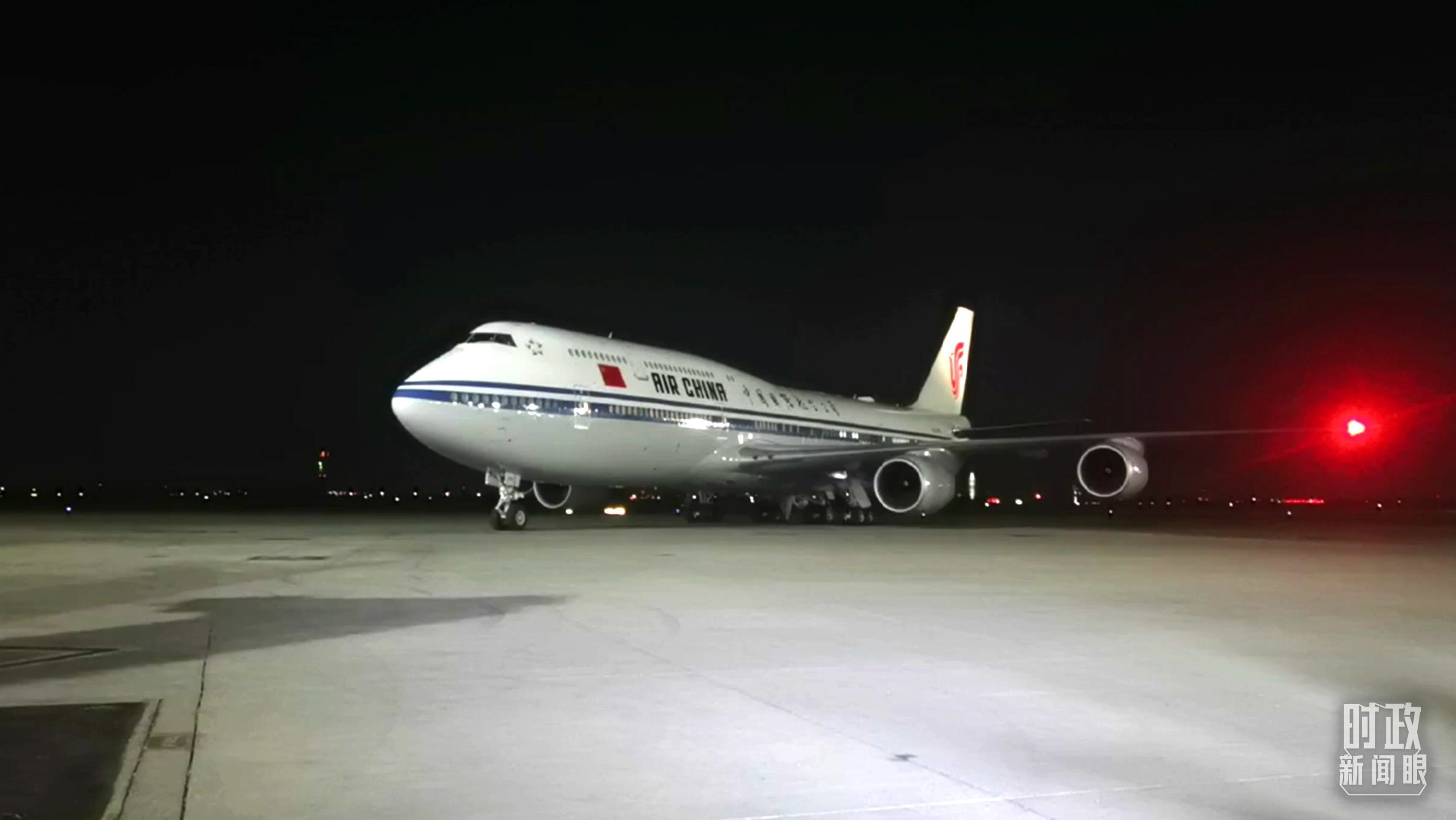 △這是習(xí)近平乘坐的專機。（總臺央視記者鐘銳拍攝）