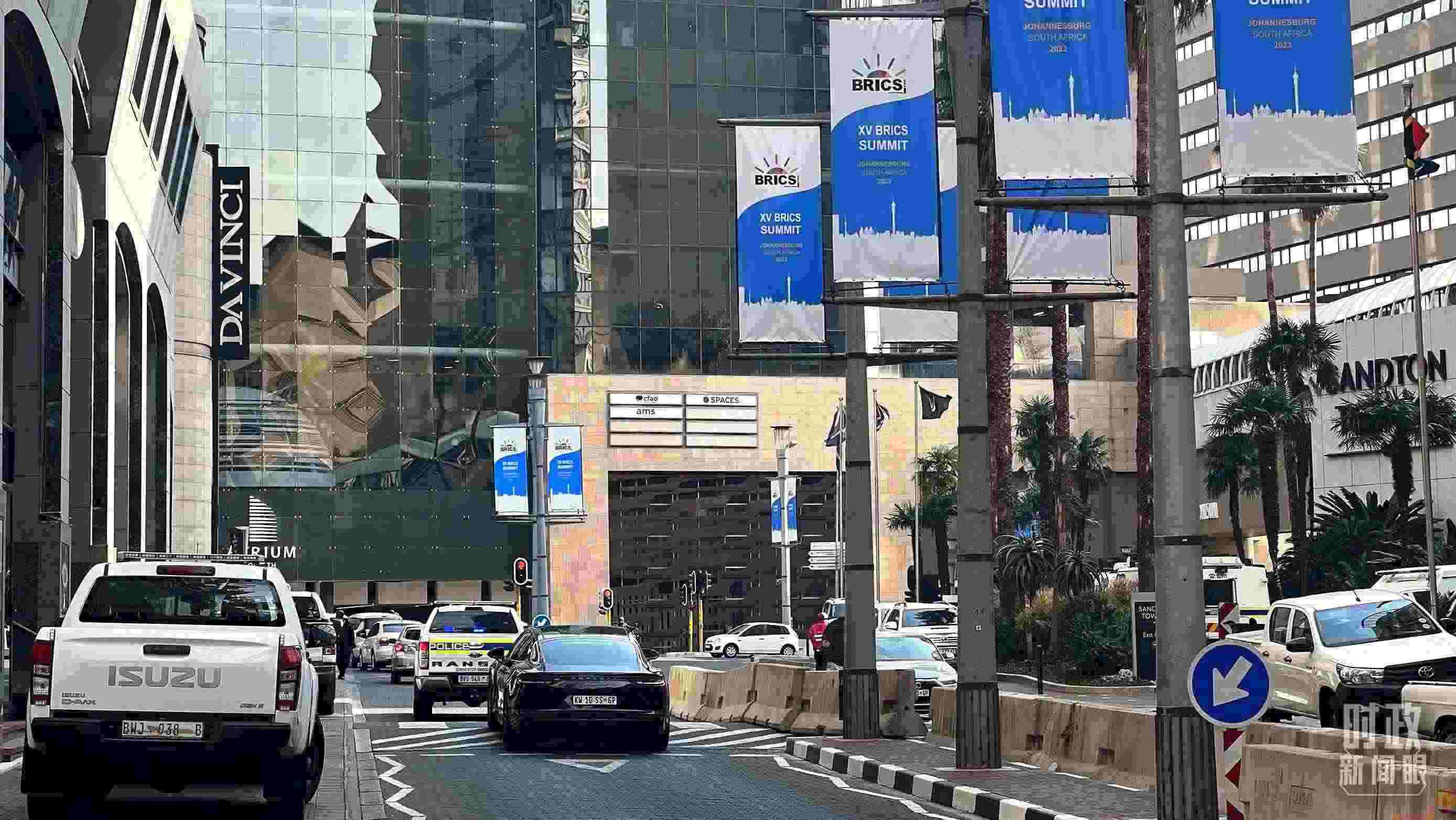 △約翰內(nèi)斯堡街頭的金磚元素。（總臺央視記者程鋮拍攝）