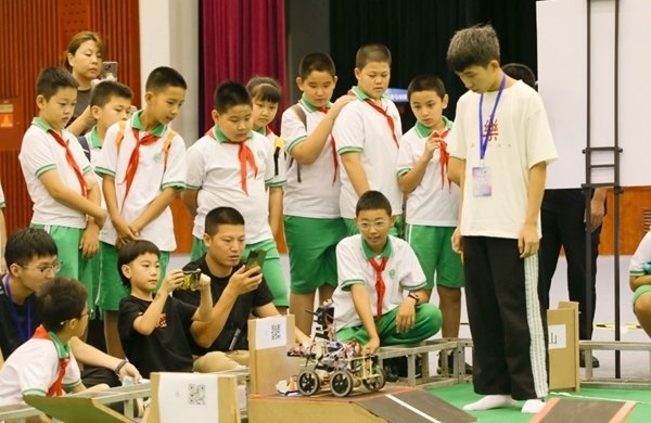 青少年學(xué)生現(xiàn)場(chǎng)觀(guān)看比賽。北京工商大學(xué)供圖