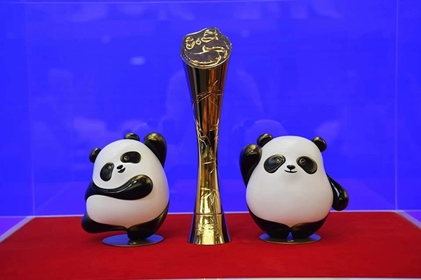 吉祥物和獎(jiǎng)杯。主辦方供圖
