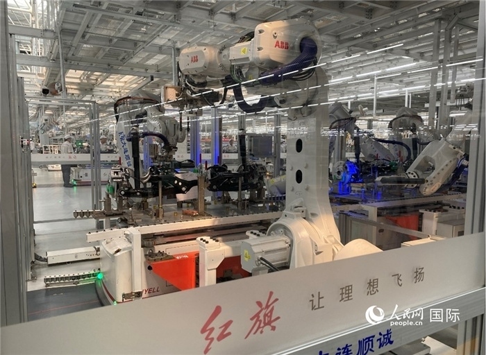 一汽—紅旗繁榮工廠內(nèi)的智能機器人。人民網(wǎng) 宋歌攝