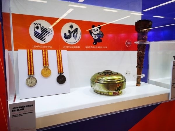 1990年北京亞運會獎牌、火種盒、火炬等展品。 人民網(wǎng)記者 楊磊攝