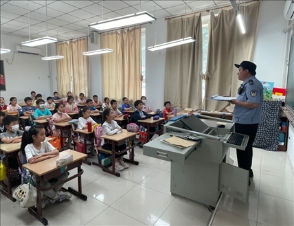 趙超剛在呼家樓中心小學(xué)為學(xué)生們講法治課。受訪者供圖