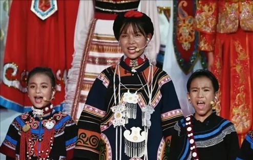 △今年7月，在成都大運(yùn)會(huì)開幕式上，從大山深處走來的孩子們，自信地站在舞臺(tái)中央，以歌聲表達(dá)對(duì)未來的憧憬。