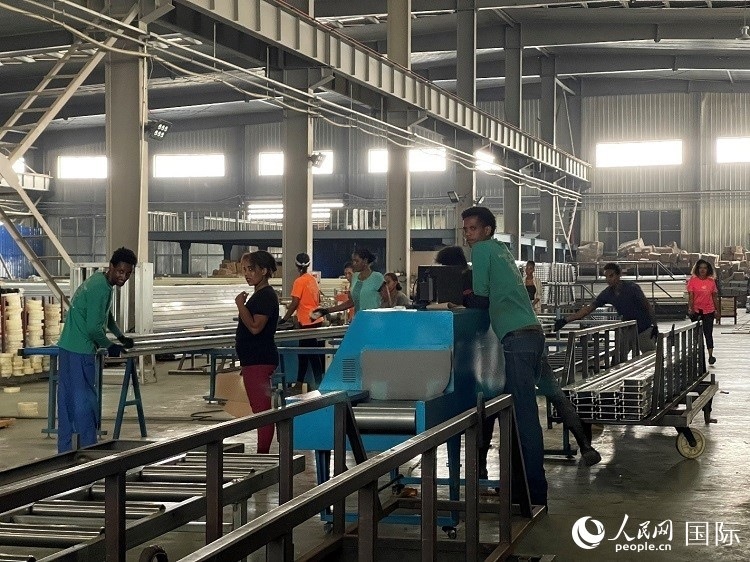 東方工業(yè)園華嘉鋁業(yè)生產(chǎn)車(chē)間。人民網(wǎng)記者 趙艷紅攝