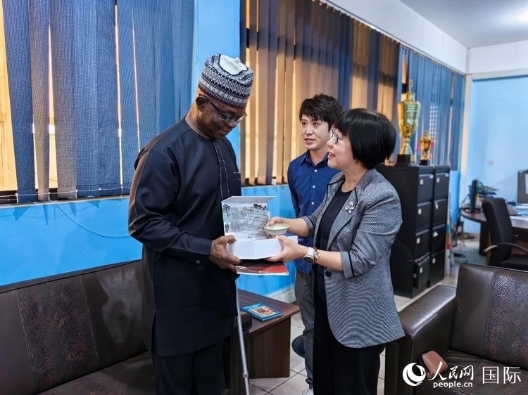 人民網(wǎng)監(jiān)事會(huì)主席唐維紅（右一）帶隊(duì)訪問(wèn)尼日利亞通訊社，與該社總裁布克·龐勒（左一）交流。人民網(wǎng)記者 陳星星攝