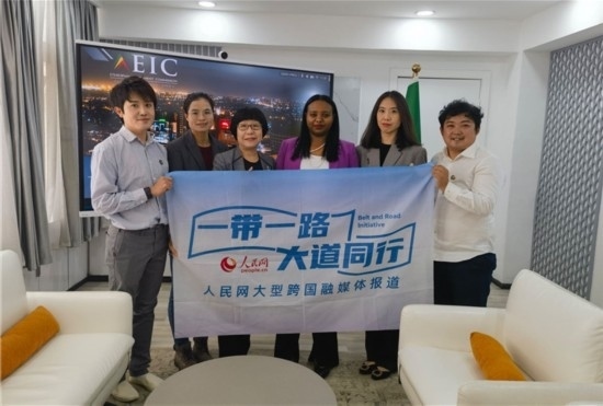 埃塞俄比亞投資委主任萊利斯（右三）、萬巧云（左二）與人民網(wǎng)記者合影。