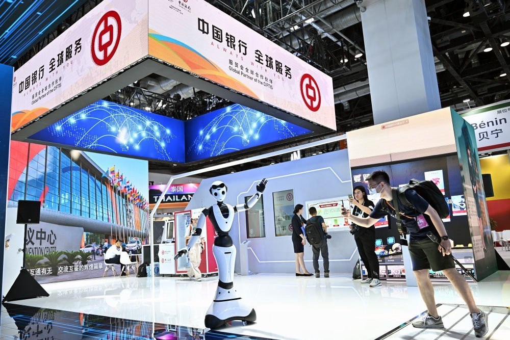 9月1日，媒體記者在國家會(huì)議中心中國銀行展臺(tái)拍攝一款迎賓接待機(jī)器人。新華社記者 李鑫 攝
