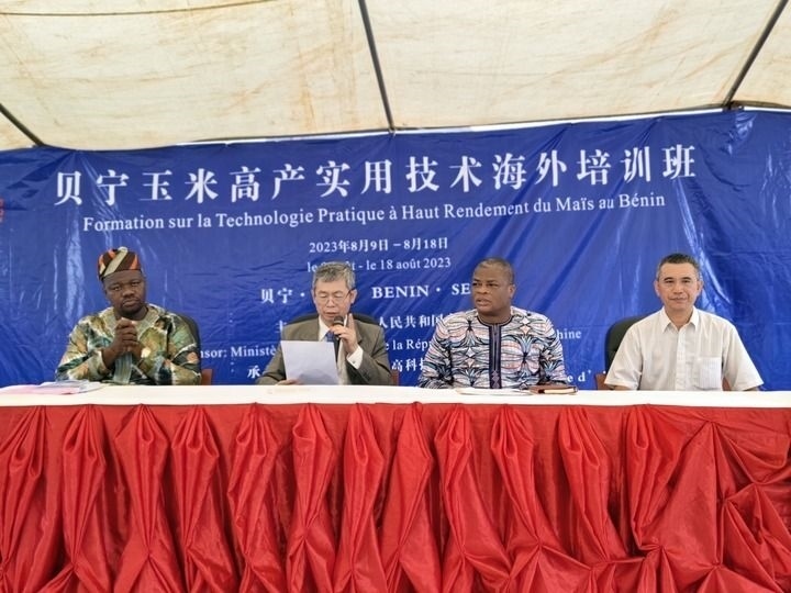 8月9日，2023年貝寧“玉米高產(chǎn)實(shí)用技術(shù)培訓(xùn)班”開班儀式在位于塞梅波吉市的中國(guó)援貝寧農(nóng)業(yè)技術(shù)示范中心舉行。