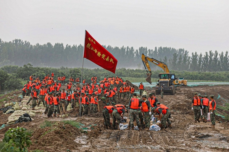 △2023年8月2日，中部戰(zhàn)區(qū)陸軍第82集團(tuán)軍“鐵軍旅”官兵在河北省高碑店市白溝河任務(wù)區(qū)加固岸堤。