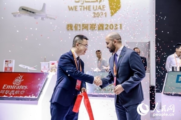 9月3日，阿聯(lián)酋駐華大使館臨時代辦、副館長哈利德·沙赫參贊與中國貿促會聯(lián)絡部二級巡視員楊曉軍揭幕阿聯(lián)酋國家館。圖片由阿聯(lián)酋駐華大使館提供
