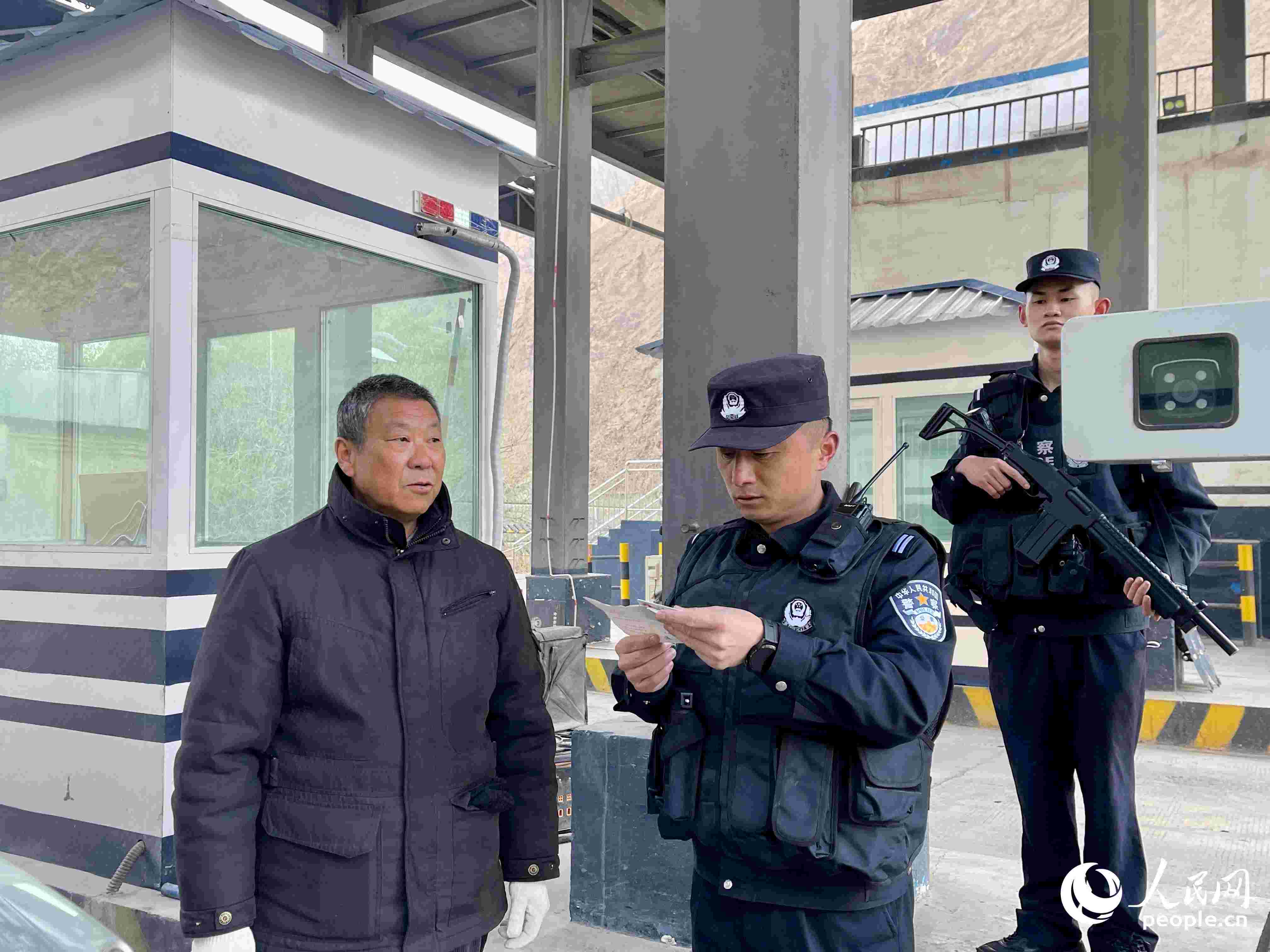 2023年5月10日，在庫地邊境檢查站，陳暢核對(duì)進(jìn)出邊境管理區(qū)人員信息。人民網(wǎng) 周靜圓攝