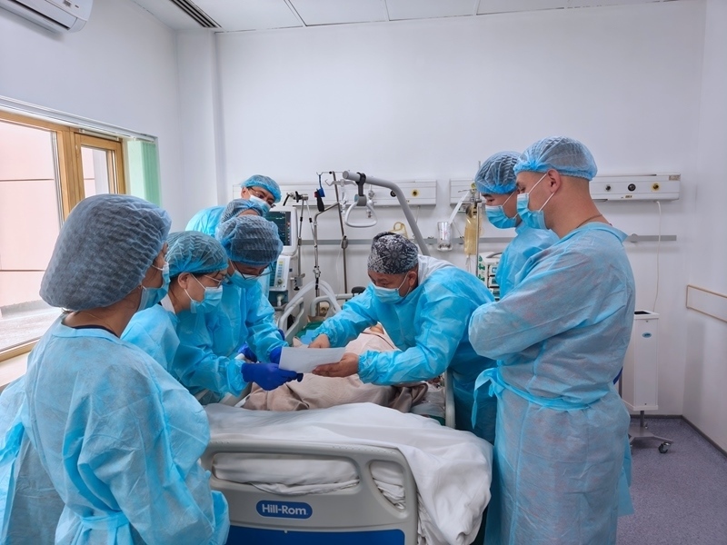 中哈專家團隊完成哈國首例離體肝切和自體肝移植術(shù)。 新疆醫(yī)科大學第一附屬醫(yī)院供圖