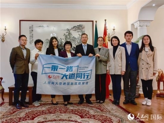 胡長(zhǎng)春大使、駐非盟使團(tuán)工作人員與人民網(wǎng)記者合影。