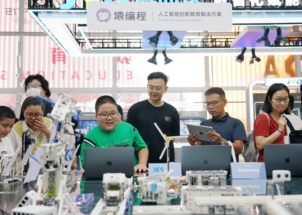 9月3日，在首鋼園教育服務(wù)專題展區(qū)，小朋友在體驗智能硬件編程作品。新華社記者 張晨霖 攝