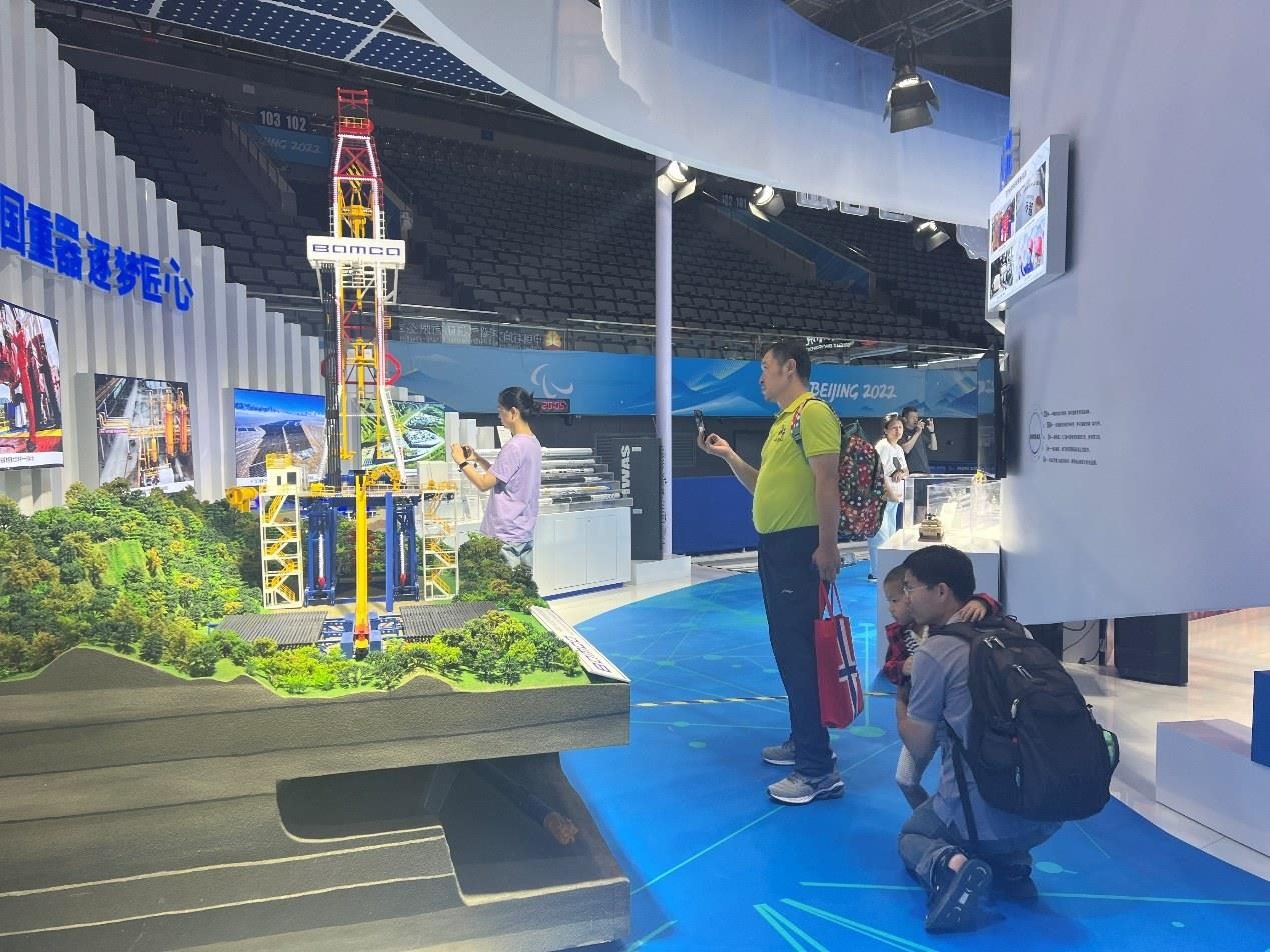 觀展群眾在國家體育館環(huán)境服務(wù)展區(qū)。人民網(wǎng) 歐陽易佳攝