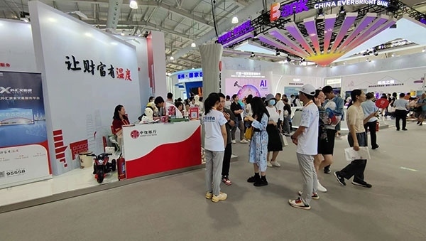 在銀行展臺(tái)，“溫度”成為了高頻詞匯。人民網(wǎng)記者 李彤?dāng)z