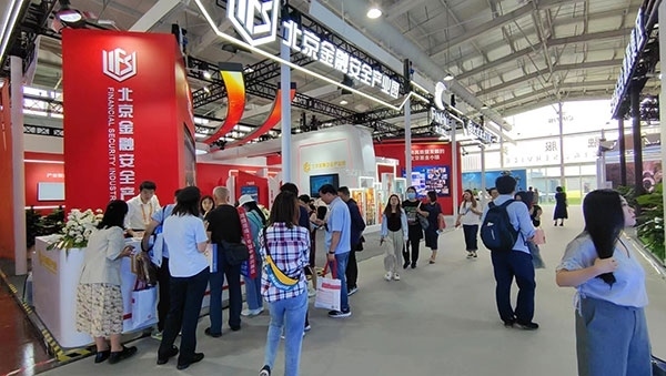 金融安全、投資者教育是金融服務(wù)展區(qū)知識(shí)科普的重要展示環(huán)節(jié)。人民網(wǎng)記者 李彤?dāng)z