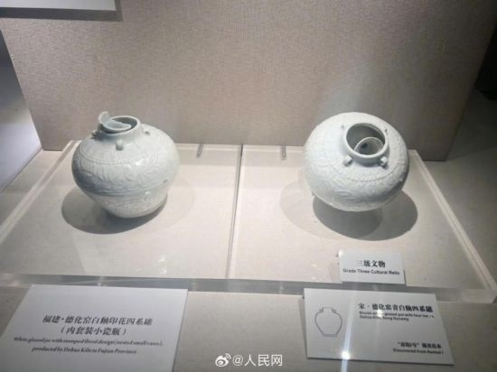 福建德化窯白釉印花四系罐（左）。人民網(wǎng)記者 李娜攝
