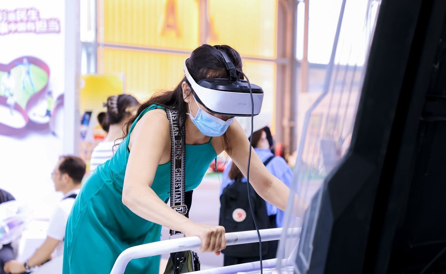 觀眾參與AI體驗。圖片來源：中國國際服務貿(mào)易交易會