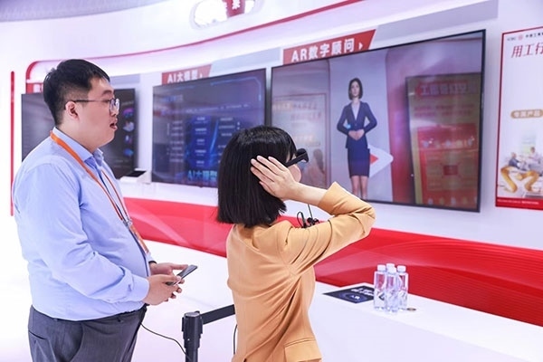 在工商銀行展臺(tái)，數(shù)字員工“工曉伴”與觀展游客互動(dòng)。受訪者供圖