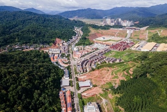 磨憨口岸俯瞰，右前方高層白色建筑群為老撾境內(nèi)。人民網(wǎng)記者 符皓攝