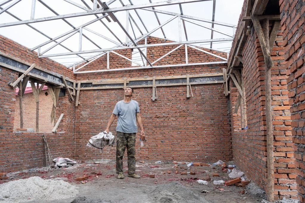 近日，在黑龍江省尚志市老街基鄉(xiāng)基豐村，村民劉環(huán)茂查看新建的房屋。新華社記者 謝劍飛 攝