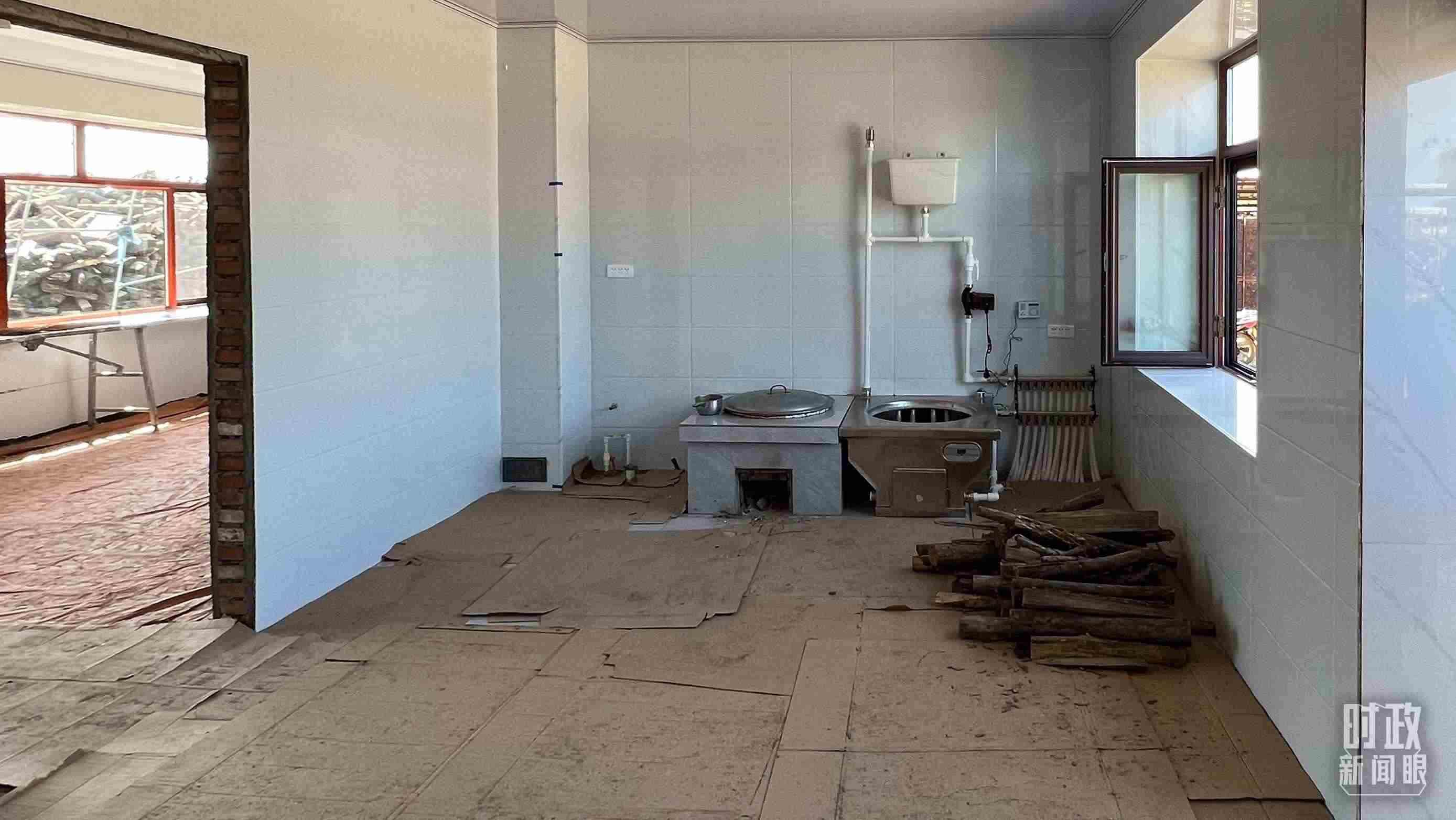 △龍王廟村內(nèi)，受災(zāi)房屋內(nèi)部正在進(jìn)行翻修。（總臺(tái)央視記者邢彬拍攝）