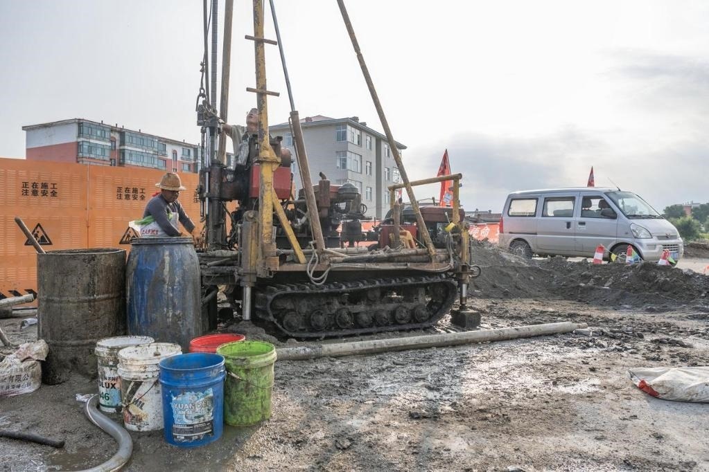 近日，在黑龍江省尚志市老街基鄉(xiāng)，施工人員正在作業(yè)。新華社記者 謝劍飛 攝