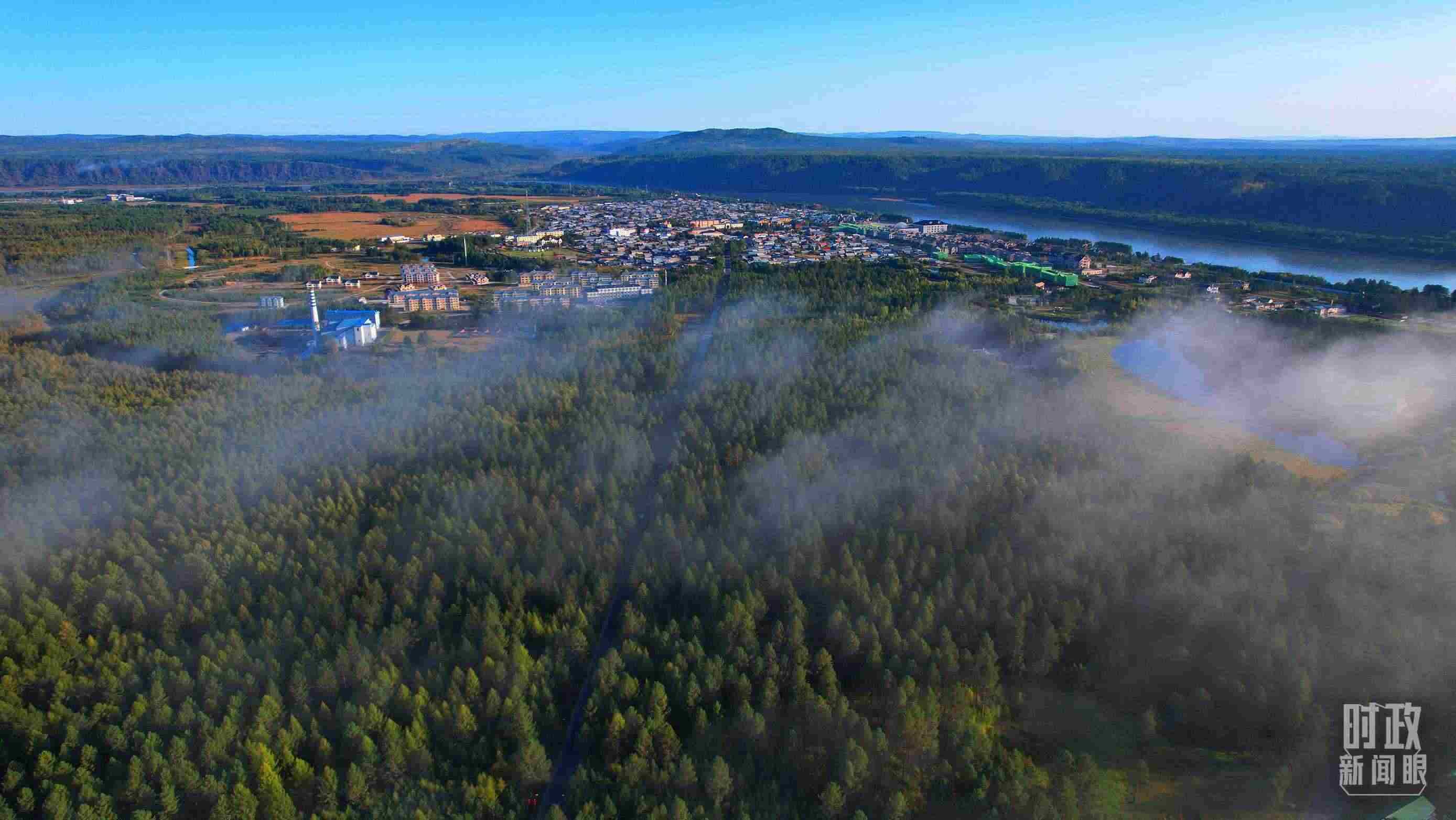 △薄霧籠罩的漠河林場(chǎng)。（總臺(tái)央視記者范凱拍攝）
