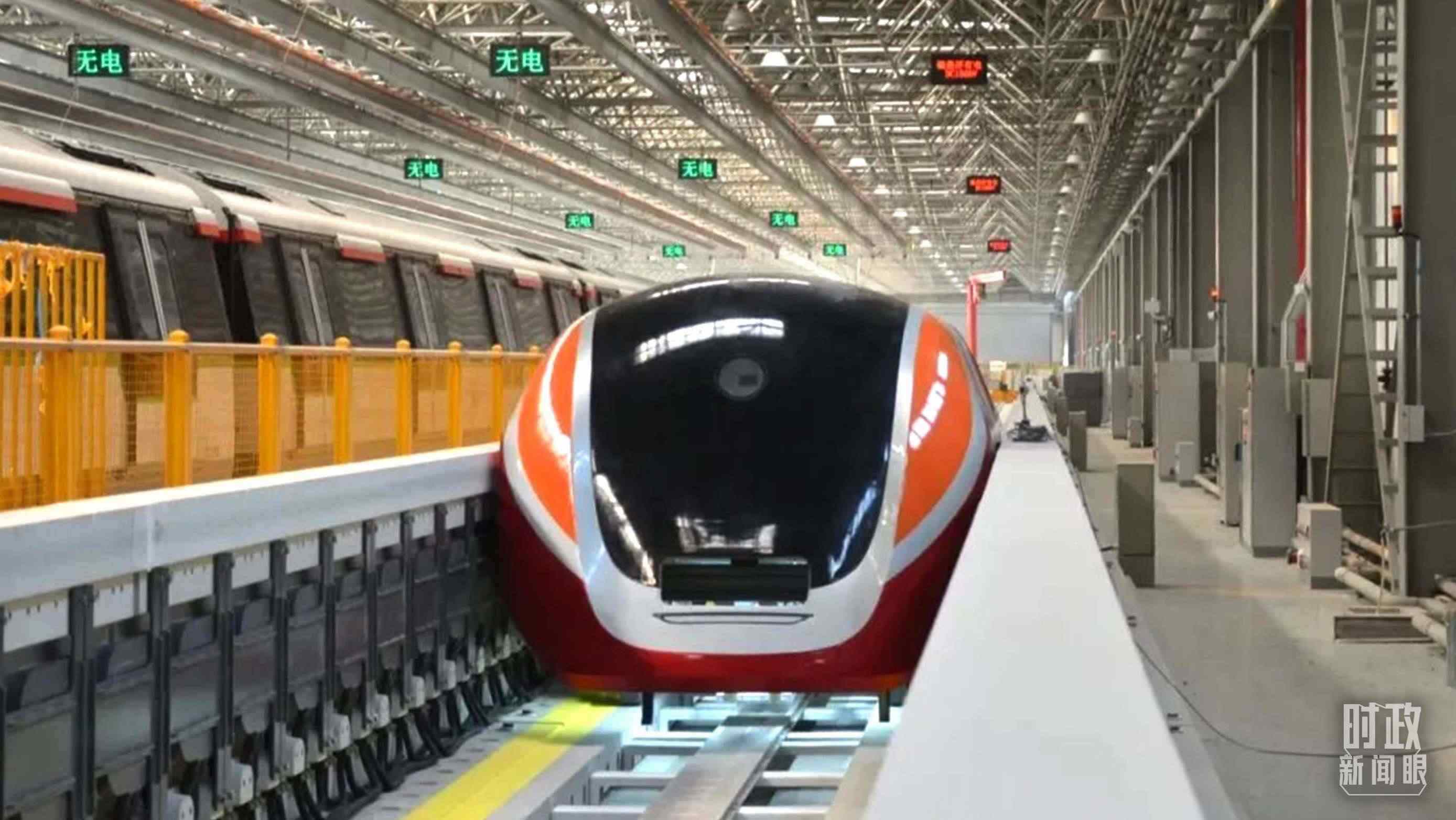 △3月31日，由中國(guó)中車自主研制的國(guó)內(nèi)首套高溫超導(dǎo)電動(dòng)懸浮全要素試驗(yàn)系統(tǒng)完成首次懸浮運(yùn)行。（圖/中車齊齊哈爾車輛有限公司）