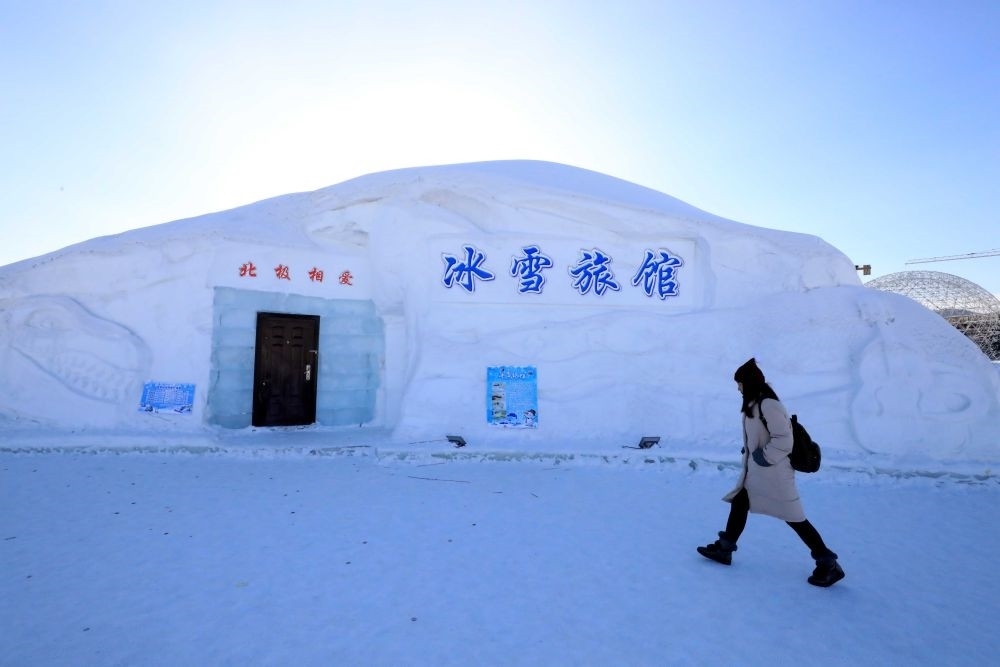 游客從北極村冰雪旅館的一個(gè)房間前走過(guò)（2018年1月31日攝）。