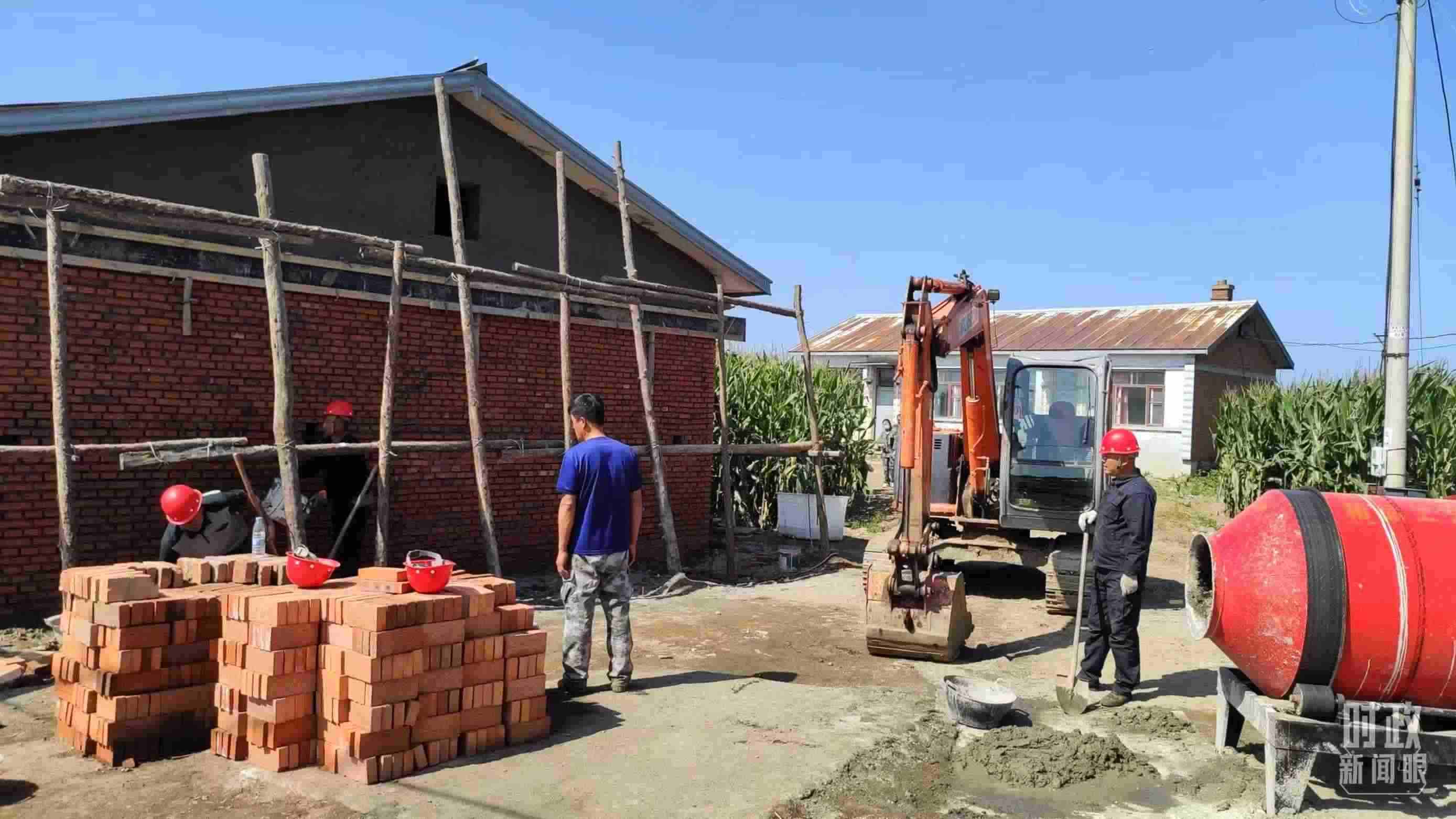 △村民正在修繕被損的房屋。（總臺(tái)央視記者薛冠南拍攝）