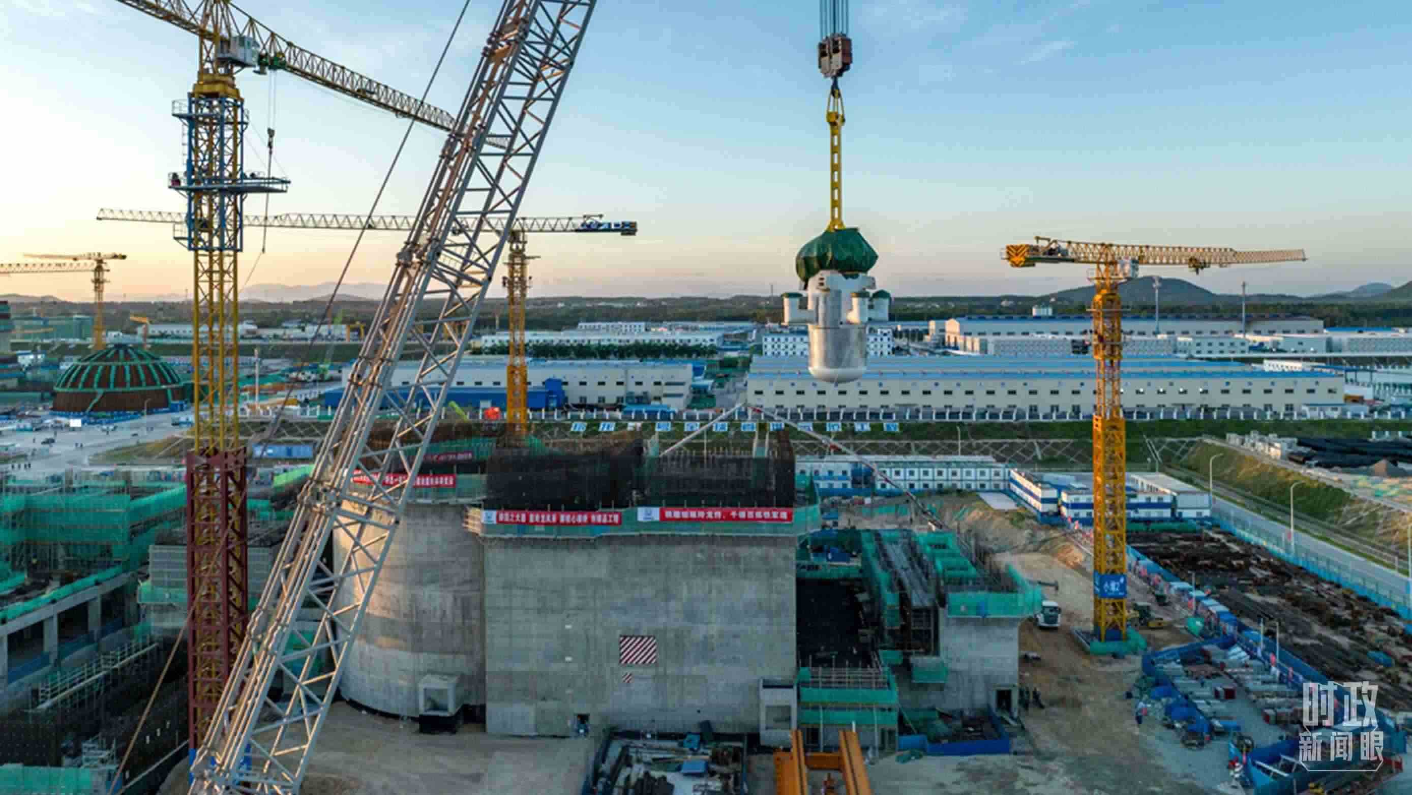 △8月10日，由中國(guó)第一重型機(jī)械股份公司承制的玲龍一號(hào)反應(yīng)堆核心模塊“玲龍之心”成功吊裝。（圖/國(guó)務(wù)院國(guó)資委網(wǎng)站）