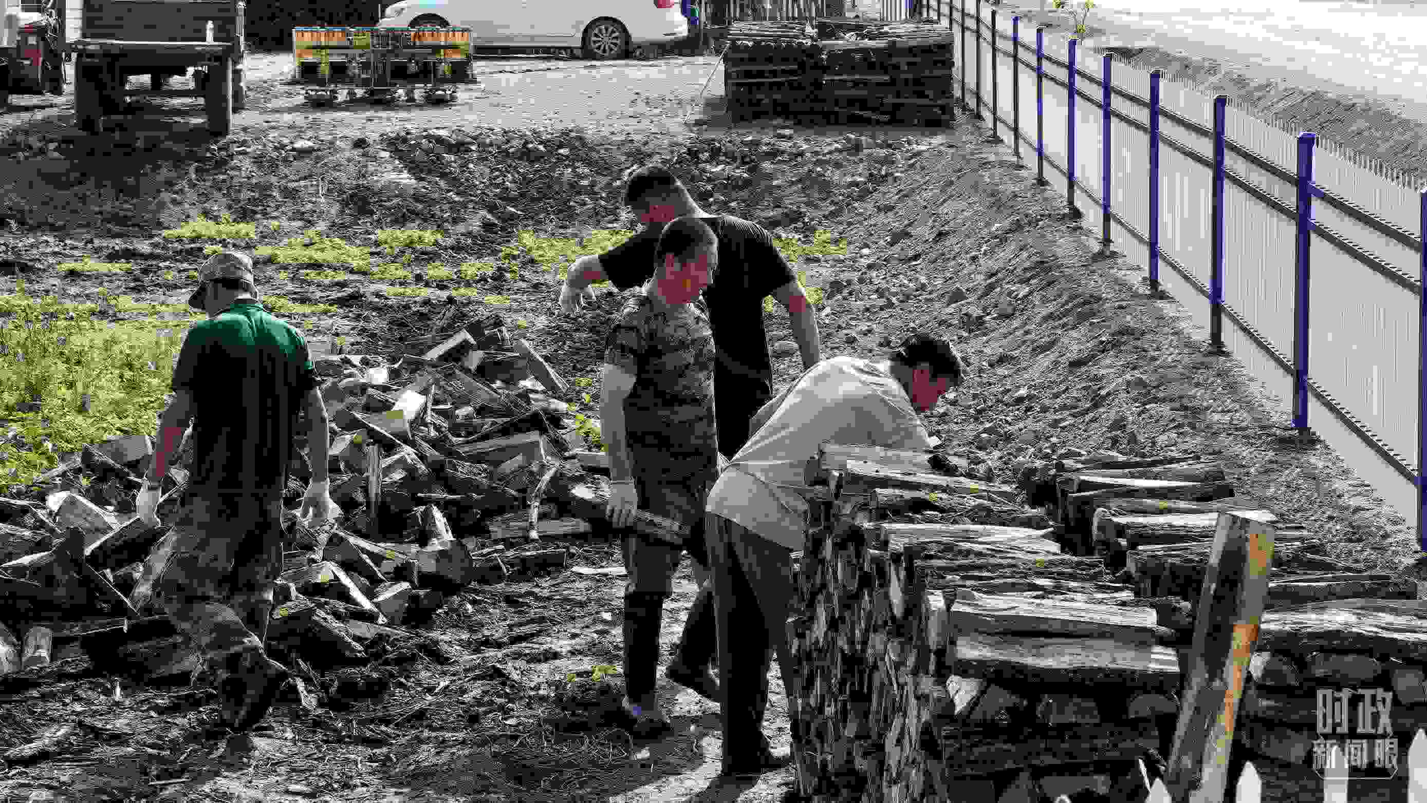 △村民正在整理家中被洪水沖垮的柴火垛。（總臺(tái)央廣記者潘毅拍攝）