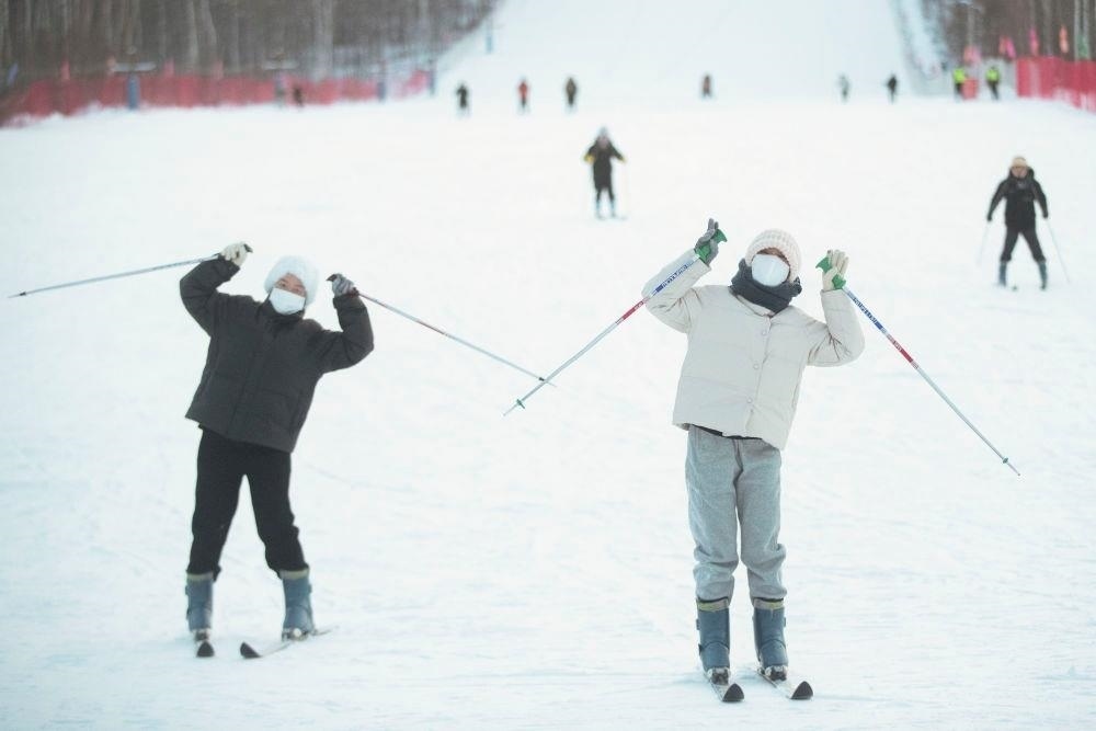 △2023年1月7日，游客在北極村滑雪場內(nèi)體驗滑雪。
