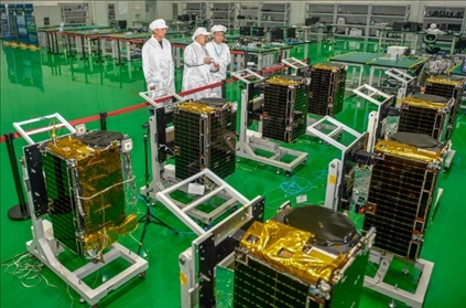 △2022年10月17日，位于吉林長春的長光衛(wèi)星技術(shù)股份有限公司科研人員在衛(wèi)星總裝測試大廳進(jìn)行相關(guān)測試工作。