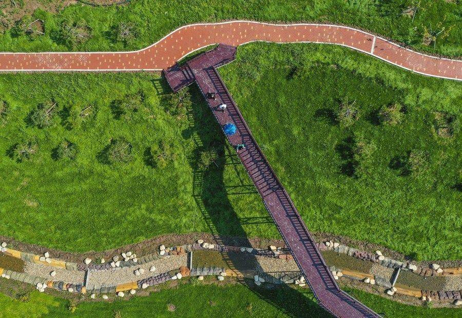 △游人在吉林長春市九臺區(qū)清水村千畝苗木花卉休閑旅游觀光產(chǎn)業(yè)園區(qū)參觀游覽。