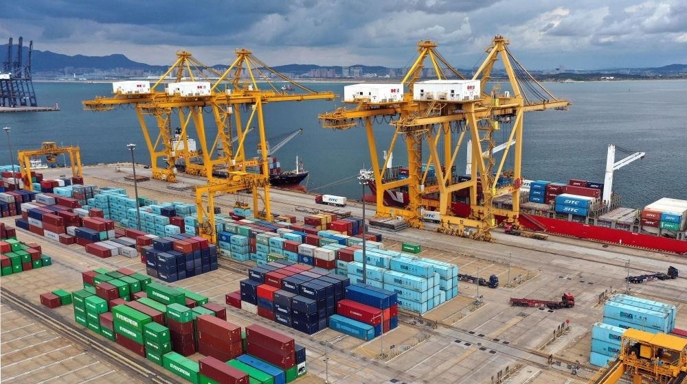 △在遼寧大連市遼寧港口集團(tuán)大連港集裝箱碼頭，貨輪在裝卸集裝箱。