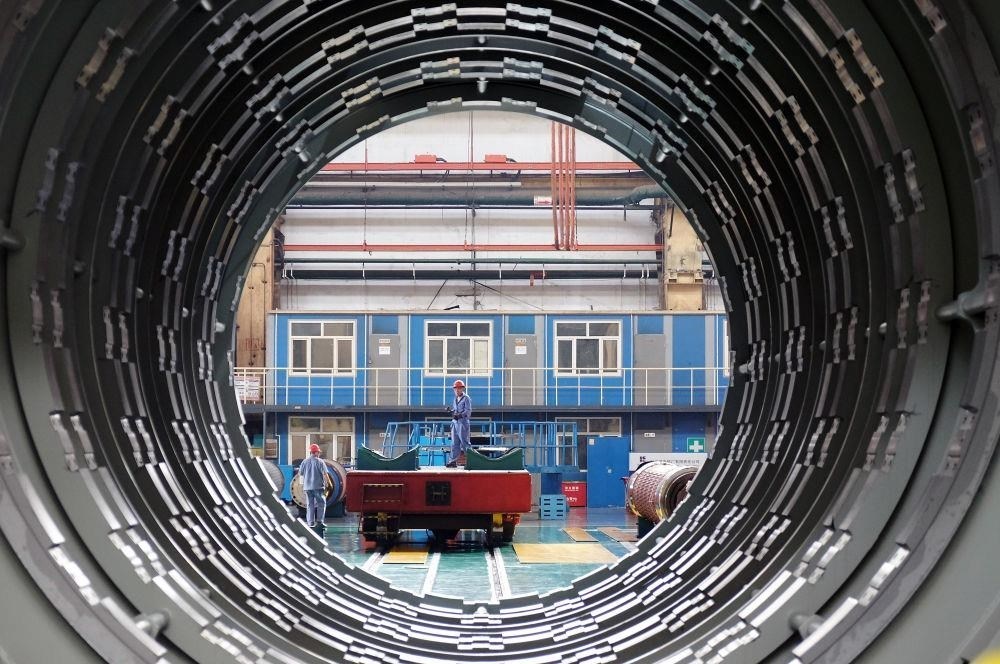 △2023年8月31日，工人在哈電集團(tuán)哈爾濱電機(jī)廠有限責(zé)任公司的水電分廠重型車間作業(yè)。